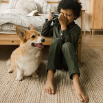 Mulher tenta esconder US$ 30 mil no sutiã e dinheiro é apreendido em fiscalização da PRF, em Uruguaiana