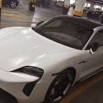 Mãe gravando passageira que recusa troca de assento gera polêmica nas redes sociais